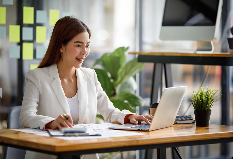 Asian Businesswoman using a calculator and laptop computer for d servicos-contabilidade1